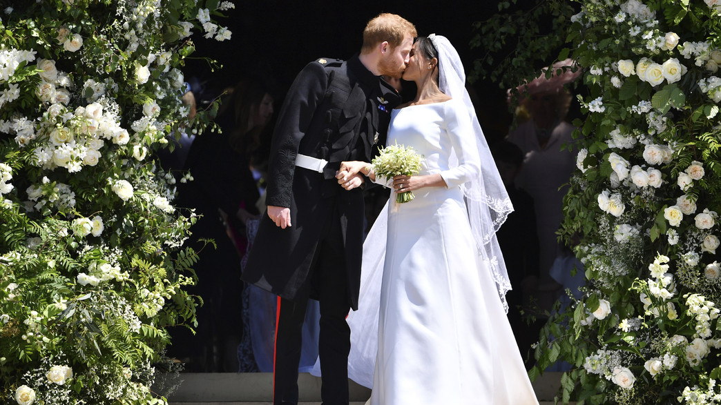 הנסיך הארי ומייגן מרקל מתנשקים אחרי טקס חתונתם (צילום: Ben Stansall, ap)