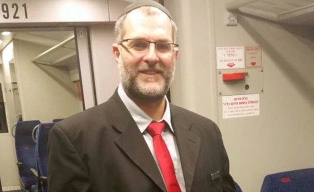 אברהם מדר, מנהל משמרת שעצר רכבות החולפות במסילה (צילום: רכבת ישראל)
