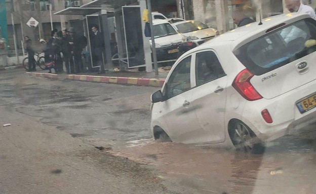 נהג שקע לתוך בור שנפער בבני ברק (צילום: באדיבות 