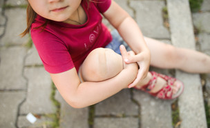 ילדה עם פלסטר על הברך (צילום: shutterstock)