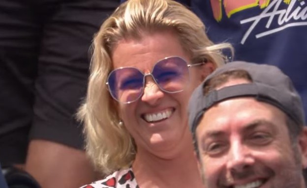 המנהג הלוהט של גברת ת'יאם (צילום: Australian Open TV, youtube)