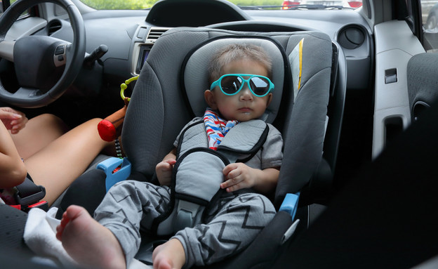 תינוק עם משקפי שמש יושב על מושב בטיחות במכונית (אילוסטרציה: Suti Stock Photo, shutterstock)