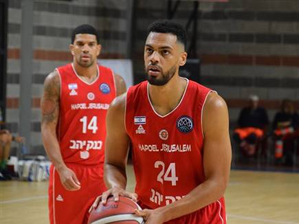 לוקט, השחקנים יעלו עם סרט שחור לזכר אימו (FIBA) (צילום: ספורט 5)