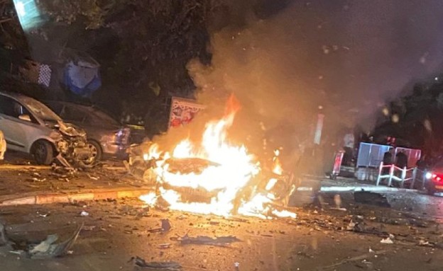 רכב מתפוצץ בחולון (צילום: כבאות והצלה לישראל)