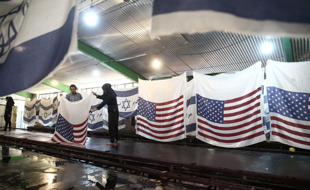 מפעל אירני שמייצר דגלי ישראל וארה"ב (צילום: רויטרס_)
