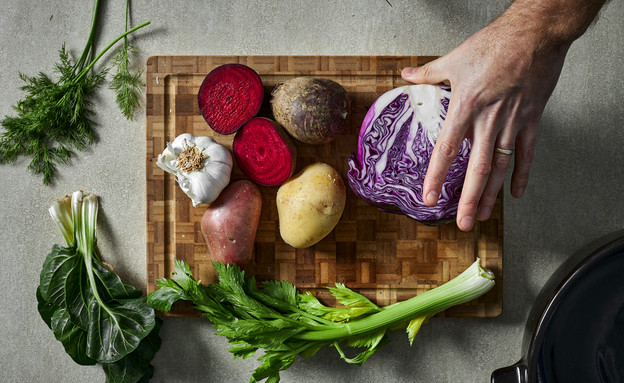 מרק סלק וכרוב סגול - חותכים את הירקות מרק סלק וכרוב סגול - חותכים את הירקות