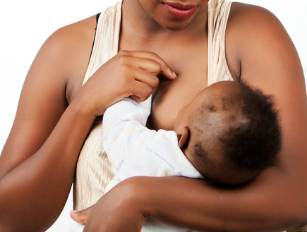אישה מניקה תינוק (צילום: shutterstock)