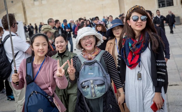 תיירות סיניות בכותל (צילום: אמיל סלמן, TheMarker)