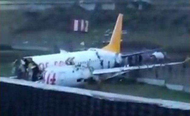 מטוס שסטה ממסלול ההמראה באיסטנבול ונחצה‎