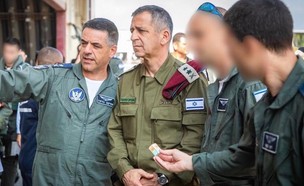 מפקד בסיס חצור היוצא עם הרמטכ"ל ומפקד חיל האוויר (צילום: חיל האוויר, טוויטר)