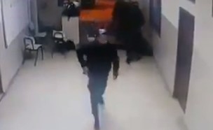 רגע הירי בשוטר (צילום: מסך מתוך הסרטון, מצלמת אבטחה)