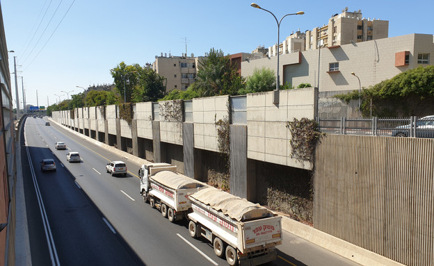 איילון דרום. בת ים ברקע (צילום: Roman Yanushevsky, shutterstock)