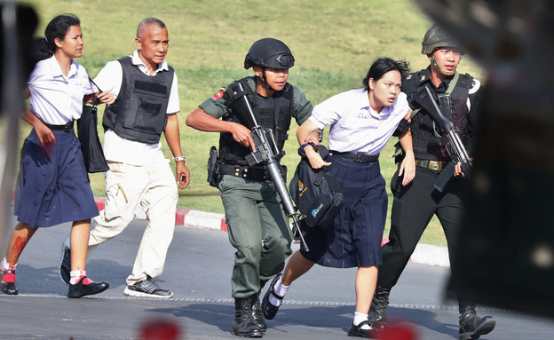 חילוץ בני ערובה מקניון בצפון מזרח תאילנד אחרי מצוד (צילום: רויטרס, רויטרס_)