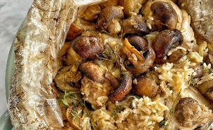 עוף עם אורז ופטריות בשקית קוקי (צילום: רון יוחננוב, אוכל טוב)