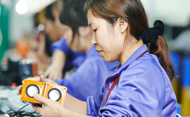עובדת מפעל בסין (צילום: Dmitry Kalinovsky, shutterstock)