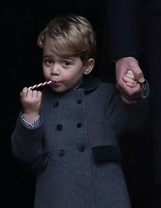 הנסיך ג'ורג' אוכל ממתקים בחג המולד 2016 (צילום: Andrew Matthews, Getty Images)