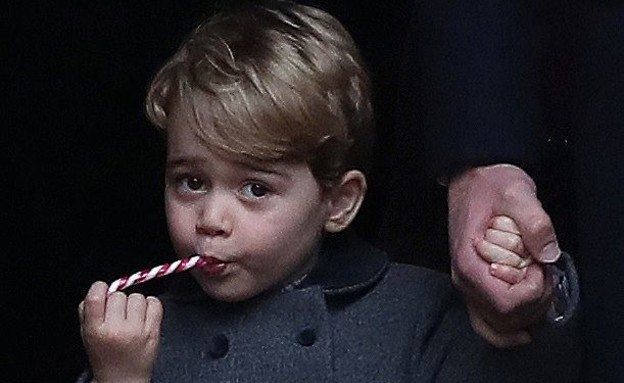 הנסיך ג'ורג' אוכל ממתקים בחג המולד 2016 (צילום: Andrew Matthews, Getty Images)