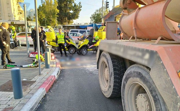 זירת התאונה בתל אביב בה נהרג צעיר על קורקינט מפגיע (צילום: תיעוד מבצעי מד"א)