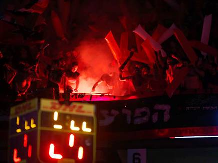 חם בהיכל (אלן שיבר)