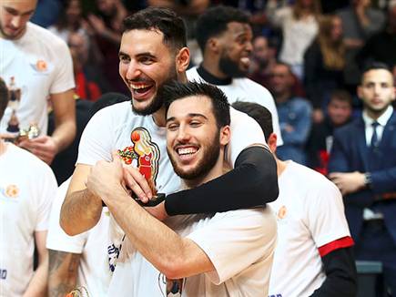 זלמנסון ובלאט חוגגים (אלן שיבר)