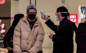 בדיקת חום לנוסעים בסין (צילום: Novikova_Irina, ShutterStock)