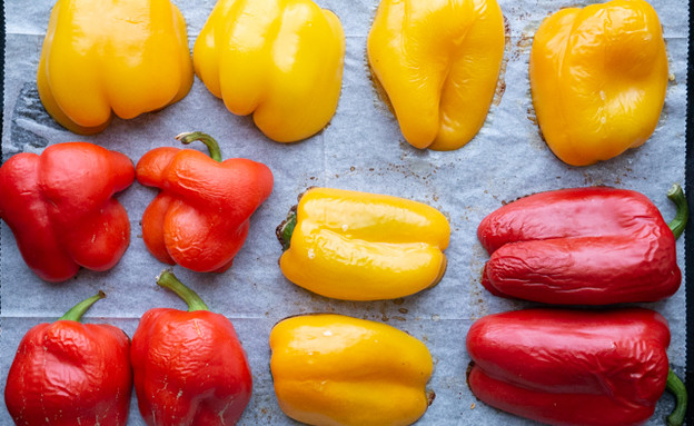 ממולאים טבעוניים - קליית הפלפלים