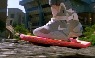 סקייטבורד מעופף - בחזרה לעתיד 2 (יח``צ: צילום מסך מתוך הסרט)