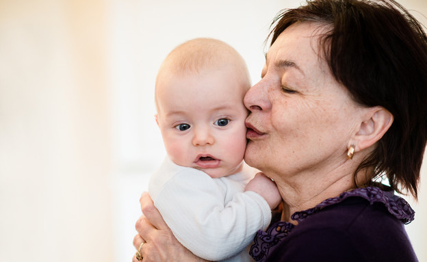 סבתא ונכד תינוק (צילום: Martin Novak, shutterstock)