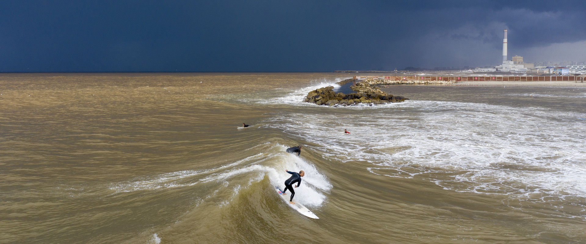 סערה בחוף הים של תל אביב ינואר 2020 (צילום: Oded Balilty, AP)