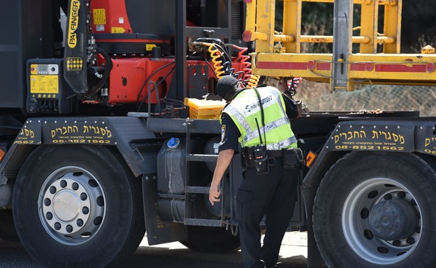 קטין בן 15 נעצר לאחר שנתפס נוהג על משאית 34 טון (צילום: דוברות אגף התנועה)