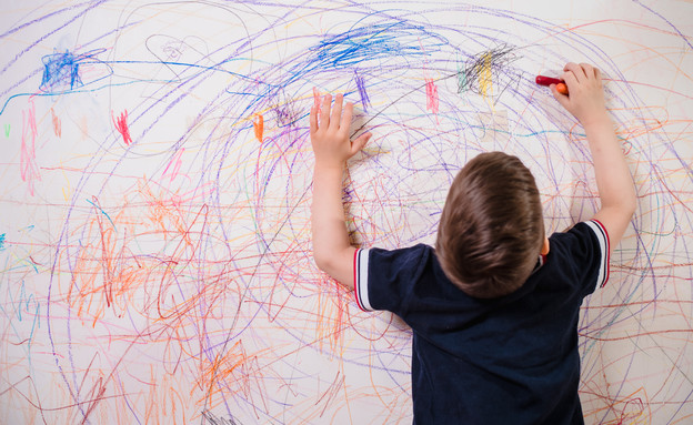 ילד מצייר על הקיר (צילום: Alexandr Grant, Shutterstock)