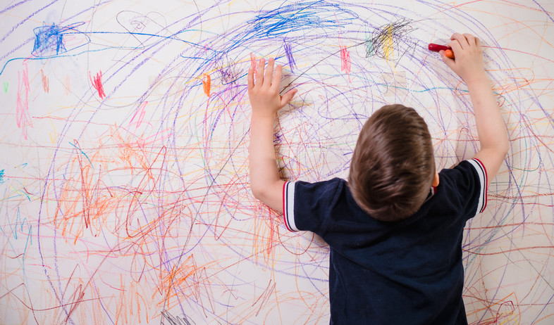 ילד מצייר על הקיר (צילום: Alexandr Grant, Shutterstock)