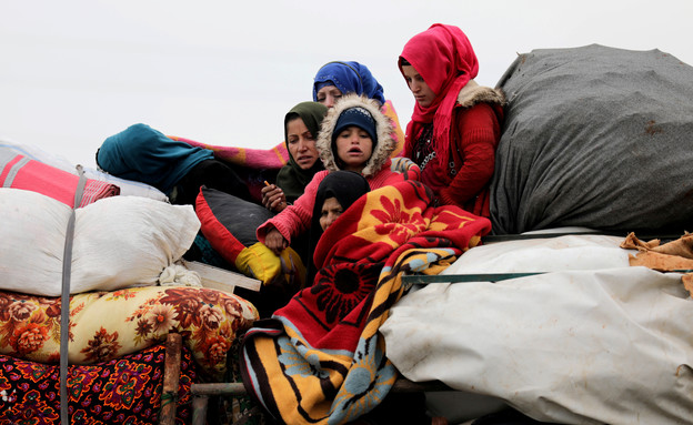 פליטים סורים שבורחים ממחוז אידליב (צילום: רויטרס_)