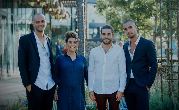 רגע לפני החתונה: המשפחות נפגשות