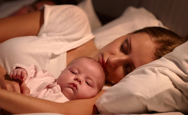 אימא ותינוק במיטה (צילום: Monkey Business Images, shutterstock)