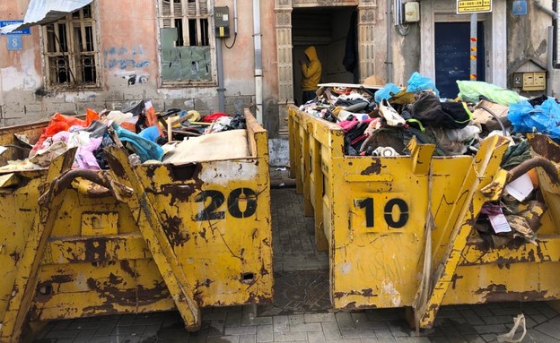 המכולות שאגרו את האשפה שיצאה מהדירה (צילום: עיריית תל אביב-יפו)