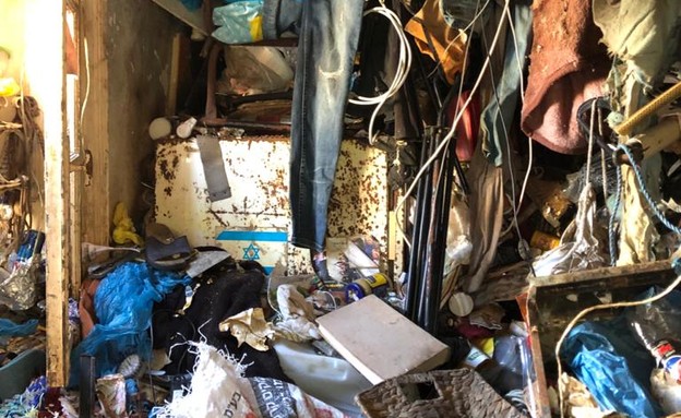 הדירה אחרי שהוצאה ממנה חלק מהאשפה (צילום: עיריית תל אביב-יפו)