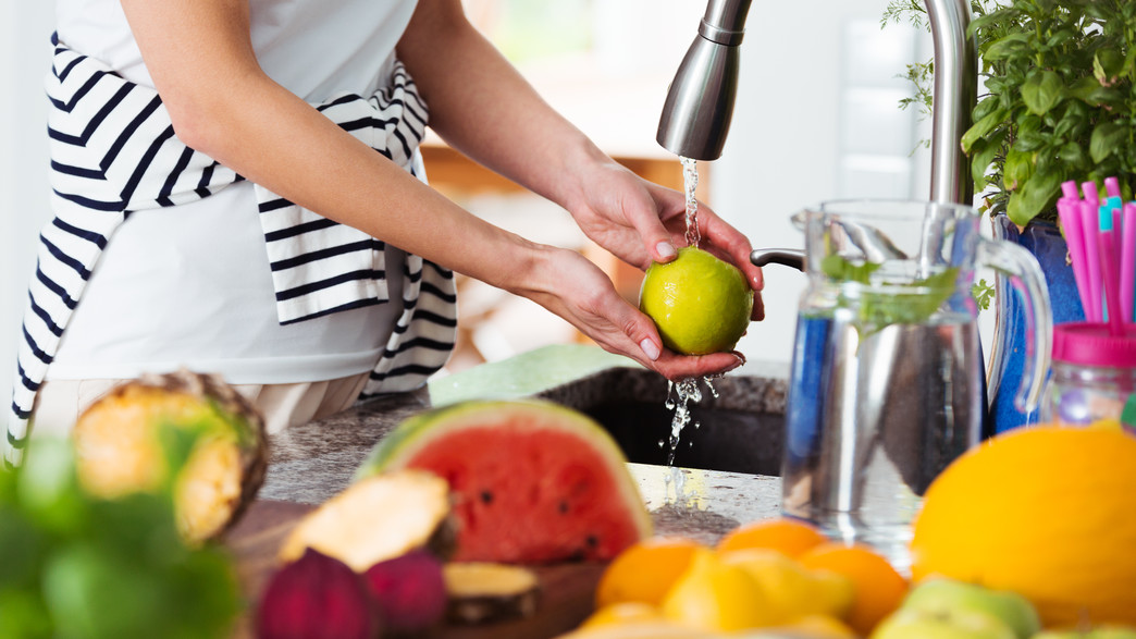 שוטפת פירות  (צילום: Photographee.eu, shutterstock )