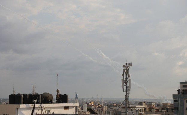 שיגורים מעזה לעבר ישראל (צילום: TPS)