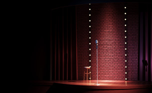 Dark empty comedy club stage (צילום: Trodler, shutterstock)