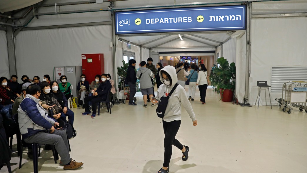 תיירים דרום קוריאנים ששבו מטיול בישראל (צילום: 
AHMAD GHARABLI, AFP)