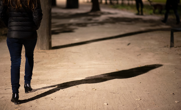 Woman walking at night (צילום: aphor, shutterstock)