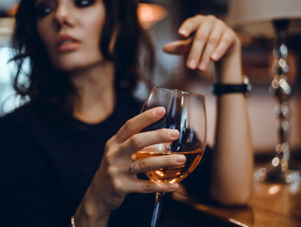 אישה שותה יין (צילום: shutterstock |  sergey causelove)
