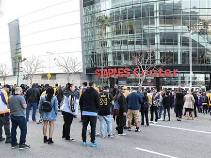 התור הארוך מחוץ לאולם (getty)