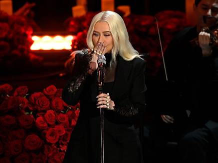 וכריסטינה אגילרה חתמה עם שיר נוגע לב (getty)