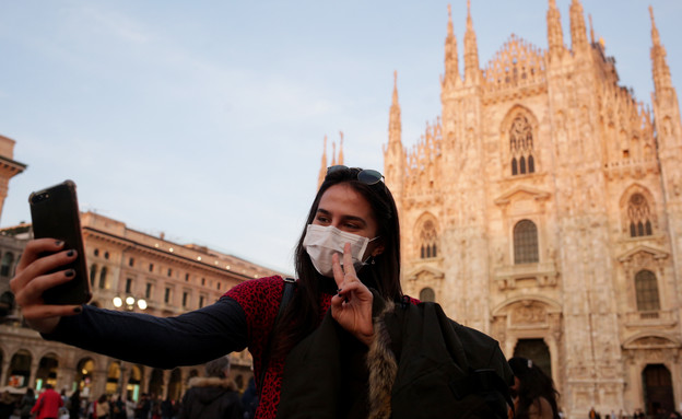 אישה עם מסכה במילאנו (צילום: praszkiewicz, Shutterstock)