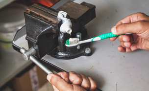 איך תדעו שאתם קמצנים? (צילום: SHUTTERSTOCK, מעריב לנוער)