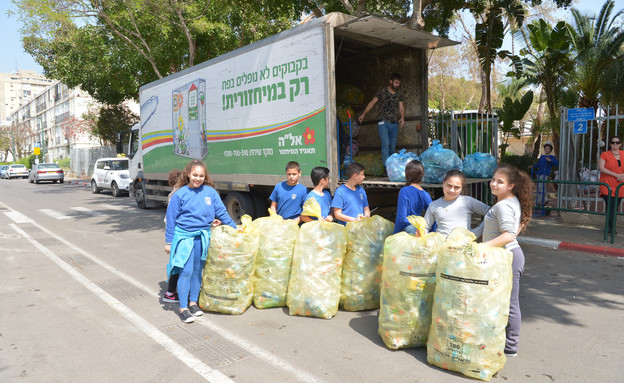 תלמידים ממחזרים (צילום: יוסי זליגר)