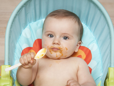 תינוק אוכל (צילום: Shutterstock)
