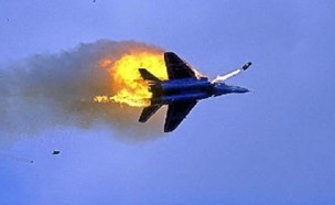 מטוס קרב שנפגע (צילום: אתר המרכז הסורי לזכויות אדם)